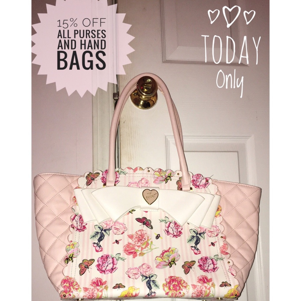 Final price 🎀Betsey Johnson Cream Scallop Tote🎀